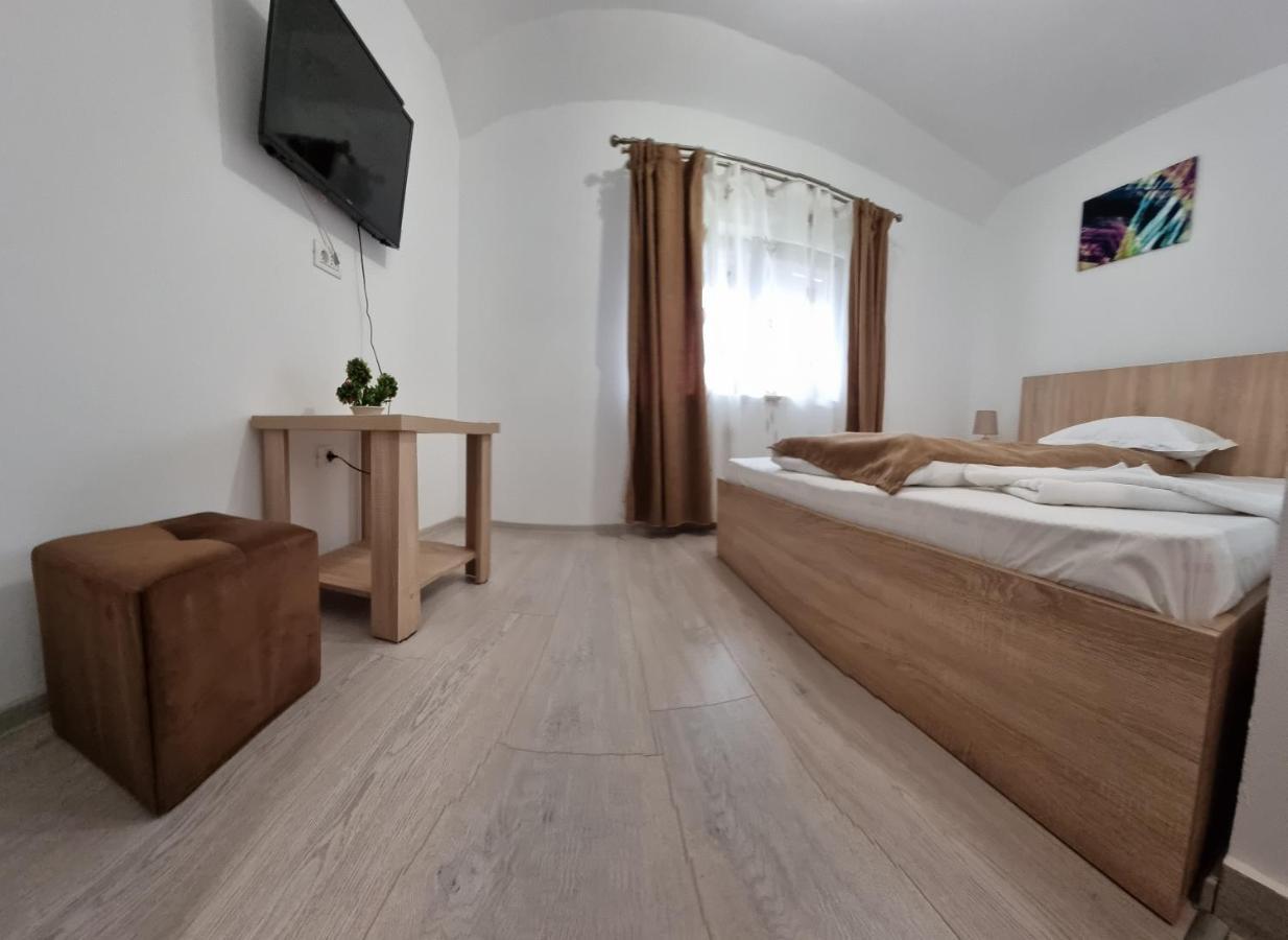 Cusali Pensiune Topolovatu Mare Buitenkant foto